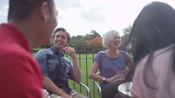 Amigos charlando en la cafetería al aire libre — Vídeo de stock