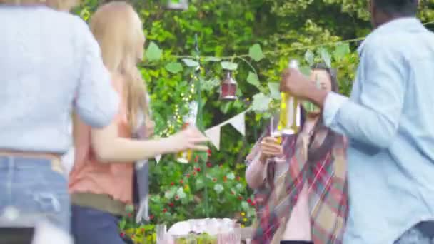 Gruppe trinkt Bier beim Grillen — Stockvideo