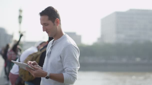 Hombre usando tableta ordenador — Vídeo de stock