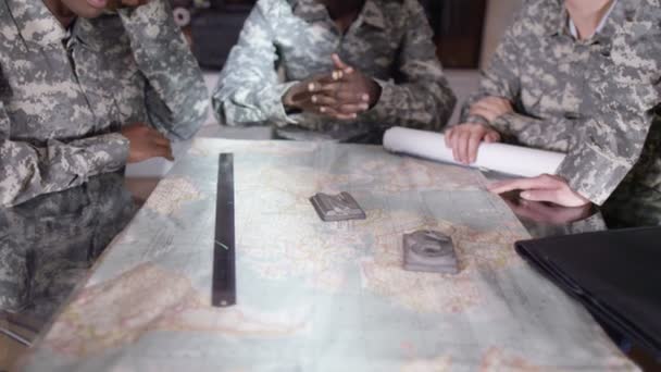 Oficiales militares discutiendo estrategia de batalla — Vídeos de Stock