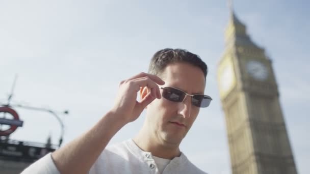 Homme regardant Londres carte — Video