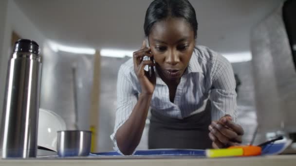 Female architect talking on phone — Stock Video