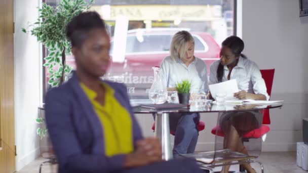 Jeune femme d'affaires sur le lieu de travail — Video