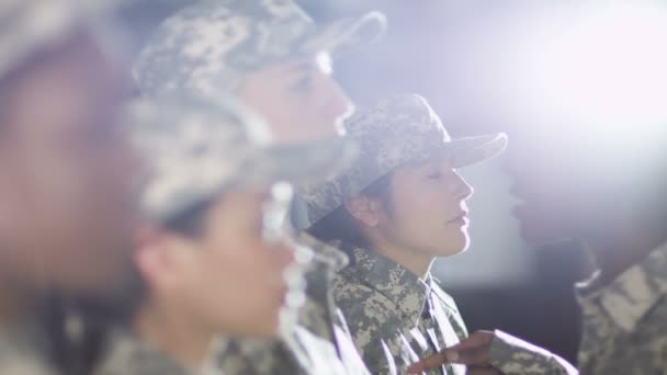 Female soldiers standing to attention — Stock Video