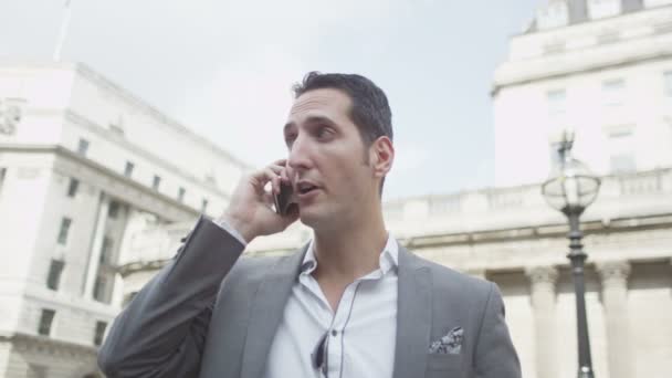 Man maakt een telefoongesprek — Stockvideo