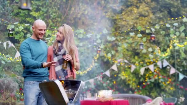 Casal conversando pelo bbq — Vídeo de Stock