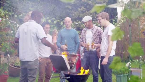 Amigos varones bebiendo cerveza — Vídeos de Stock