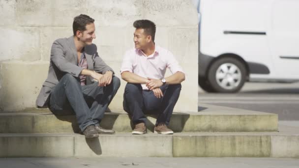 Male friends hanging out in the city — Stock Video