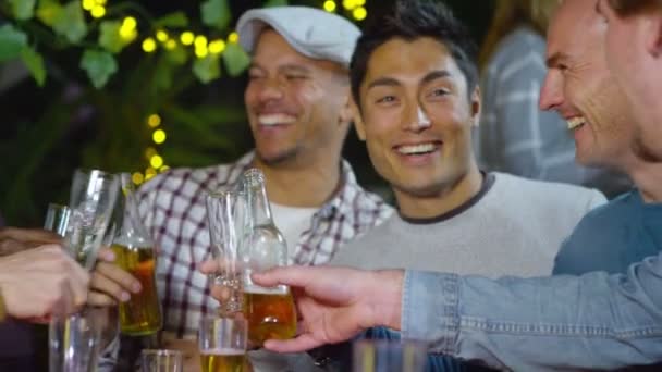 Amigos varones levantan bebidas para un brindis — Vídeo de stock