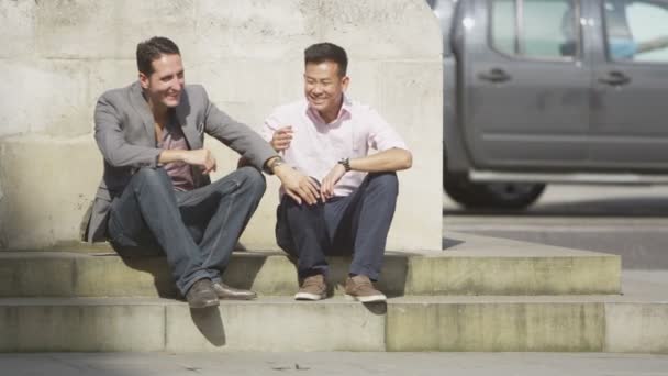 Male friends hanging out in the city — Stock Video