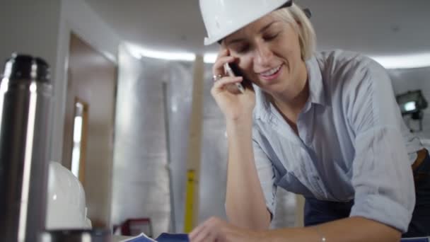 電話で話している女性の建築家 — ストック動画