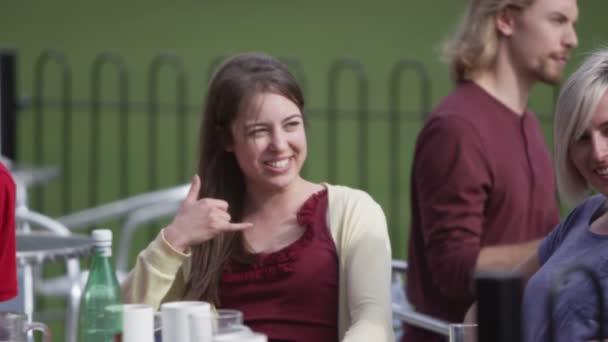 Amigos charlando en la cafetería al aire libre — Vídeo de stock