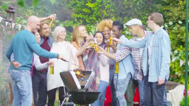 Amici divertirsi alla festa bbq — Video Stock