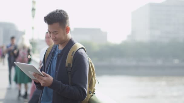 Homme utilisant une tablette informatique — Video