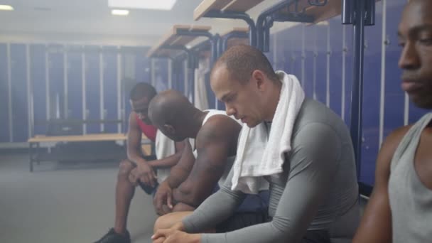 Jogadores de esportes refletindo sobre um jogo perdedor — Vídeo de Stock