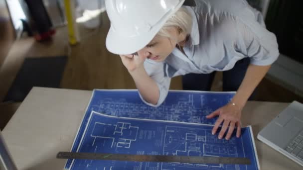 Female architect talking on phone — Stock Video