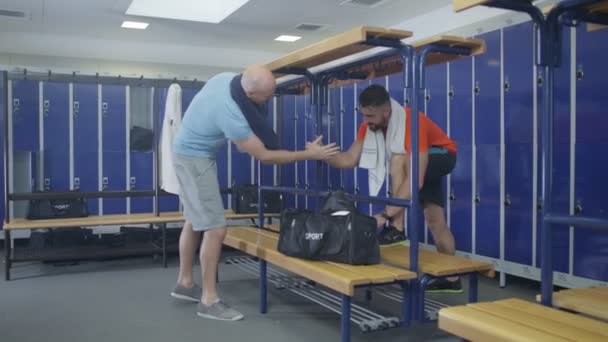 Joueurs sportifs bavarder dans les vestiaires — Video