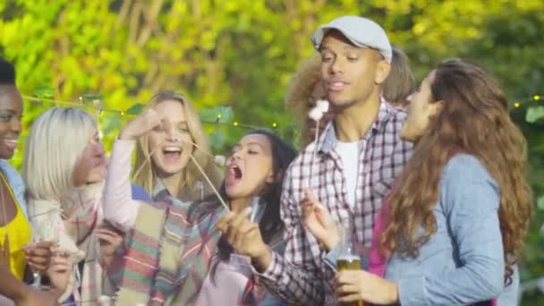 Vrienden eten marshmallows — Stockvideo