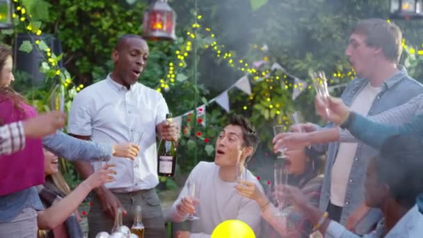 Człowiek nalewa szampana dla grupy — Wideo stockowe