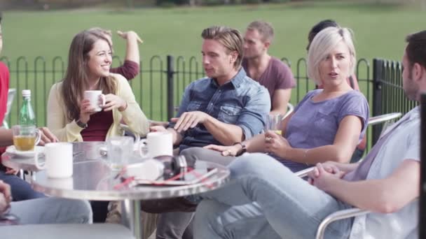 Amigos charlando en la cafetería al aire libre — Vídeo de stock