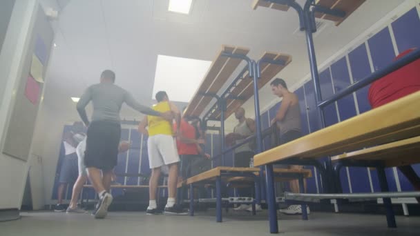 Jogadores de esportes ficando mudado no vestiário — Vídeo de Stock