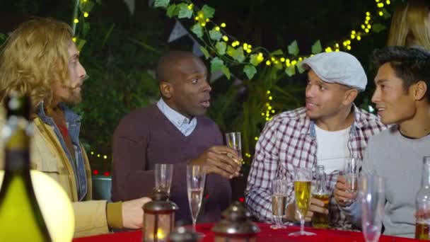 남자 친구 음료는 토스트에 대 한 인상 — 비디오