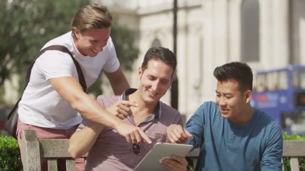 Amis masculins utilisant une tablette informatique — Video