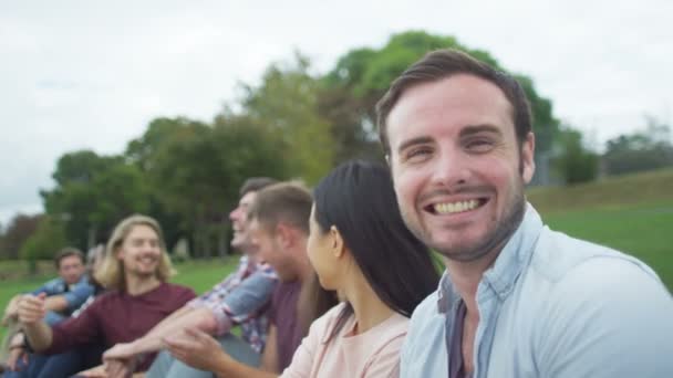 Freunde zusammen im Freien — Stockvideo