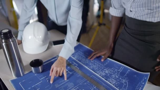 architecte dans la planification d'une réunion avec un client 