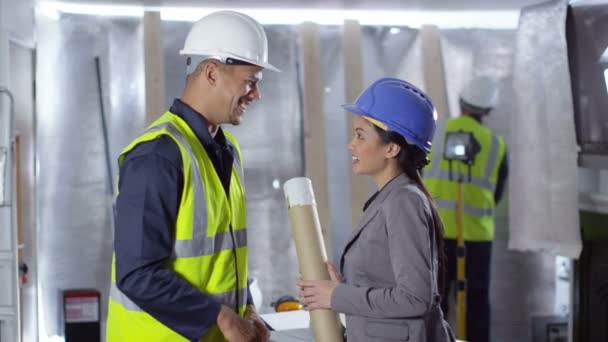 Trabajadores de la construcción en obra — Vídeos de Stock