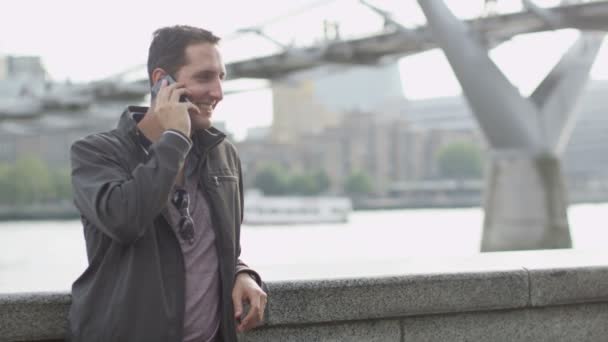 Чоловік робить телефонний дзвінок — стокове відео