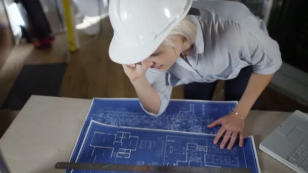 Architecte femme parlant au téléphone 