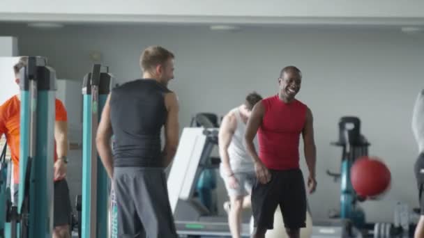 Entraînement des équipes sportives dans la salle de gym — Video