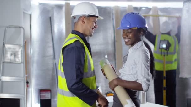 Trabajadores de la construcción en obra — Vídeo de stock