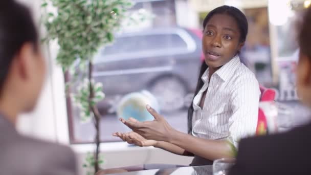 Femmes d'affaires serrent la main sur une affaire — Video