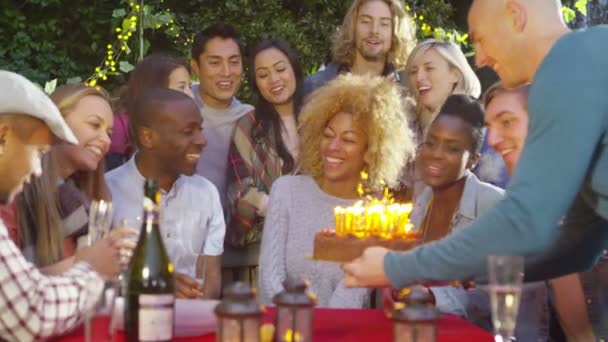 Amigos na festa de aniversário — Vídeo de Stock