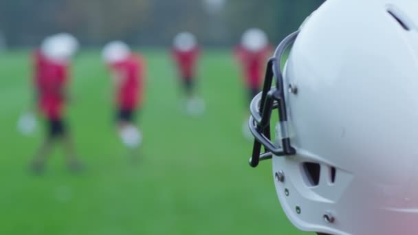 Giocatore di football americano indossando un casco — Video Stock