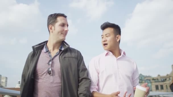 Casual masculino amigos conversando — Vídeo de Stock