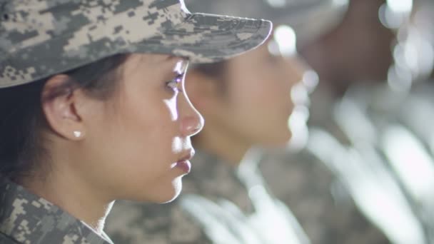 Soldados femeninos de pie a la atención — Vídeos de Stock
