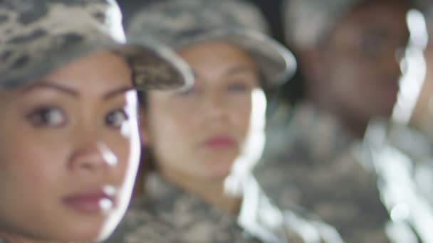 Female soldiers standing to attention — Stock Video