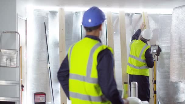 Byggnadsarbetare på byggnadsplatsen — Stockvideo