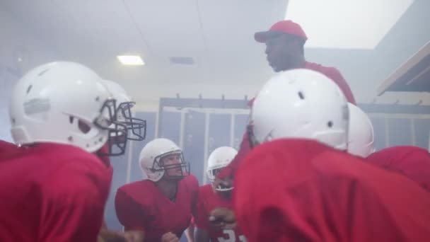 Treinador falando com seus jogadores no vestiário — Vídeo de Stock