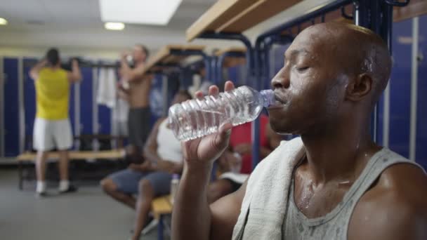 Homme avec de l'eau après une séance d'entraînement — Video