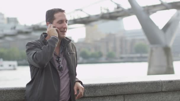 Homem fazendo um telefonema — Vídeo de Stock