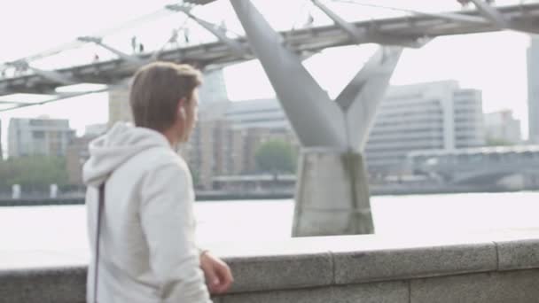 Man with earphones in the city of London — Stock Video