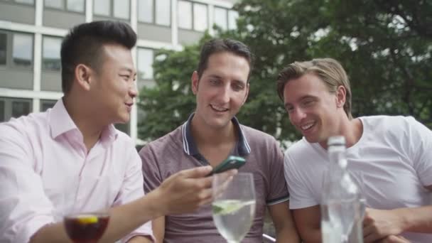 Amigos disfrutando de bebidas en la cafetería — Vídeo de stock