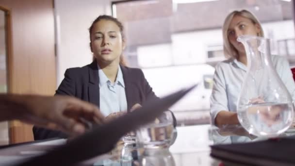 Mujeres de negocios en reunión de negociación en el cargo — Vídeos de Stock