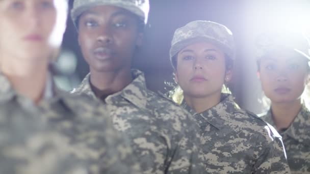 Female soldiers standing to attention — Stock Video