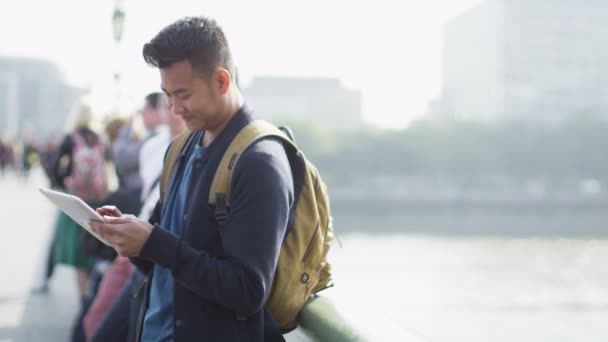 Man using computer tablet — Stock Video