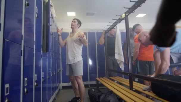 Joueurs de sport se changer dans les vestiaires — Video